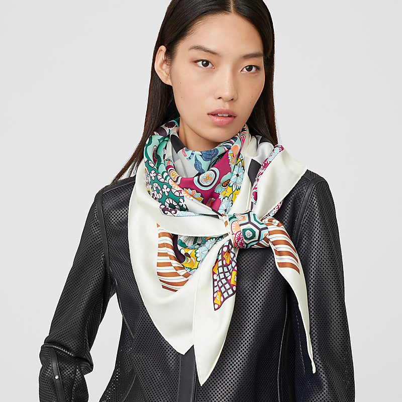 L'Art du Sarasa giant triangle | Hermès Australia L'Art du Sarasa giant triangle | Hermès Australia